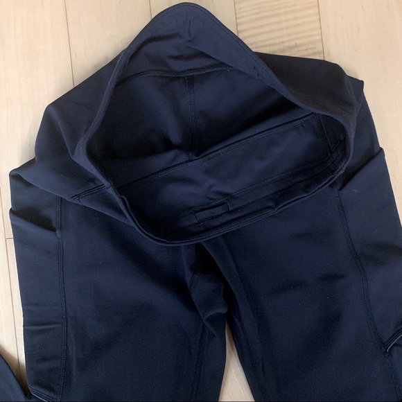 LULULEMON Black Tights 28” with pockets and reflective detailing - Picture 3 of 5